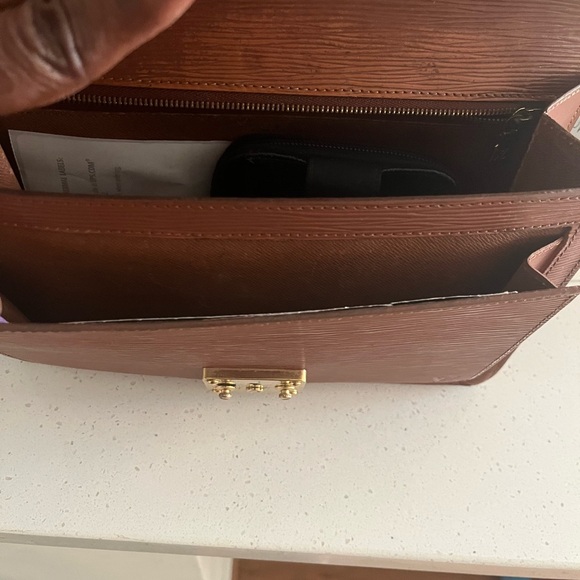 Louis Vuitton - Picture 5 of 12